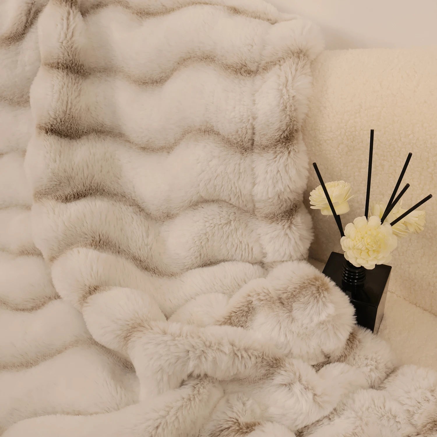 "Plush Faux Rabbit Fur Bubble Blanket – Cozy Fuzzy Throw for Couch, Sofa & Bedroom (2 Sizes)" - LuxeHome Furniture